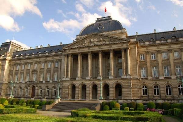 The Royal Palace of Brussels,  is built in the same neoclassical style as Buckingham Palace.