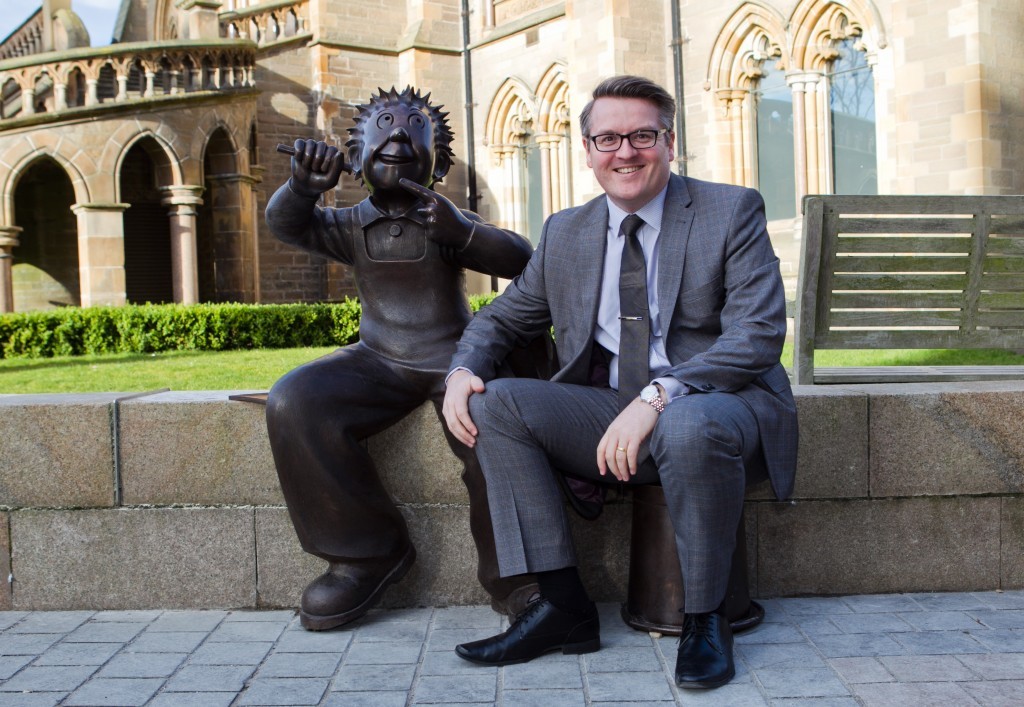 Sunday Post editor Richard Prest with the statue (Andrew Cawley / DC Thomson)