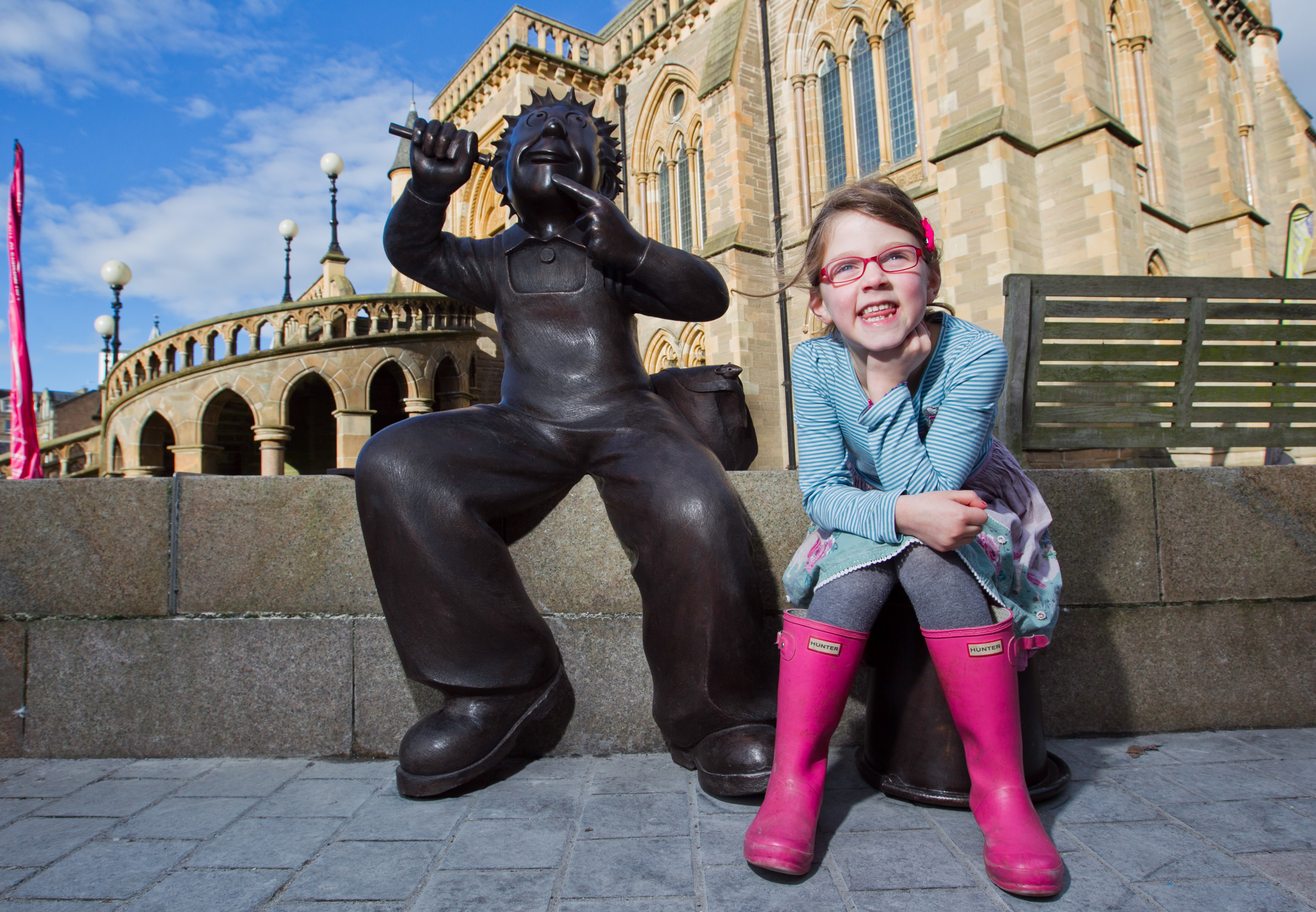 Scarlett Gilchrist-Adams (7) from Edinburgh, with the new Oor Wullie statue (Andrew Cawley / DC Thomson)