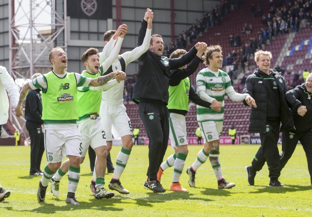 Celtic manager Ronny Deila and his team celebrate at the end of the match (Jeff Holmes/PA Wire)