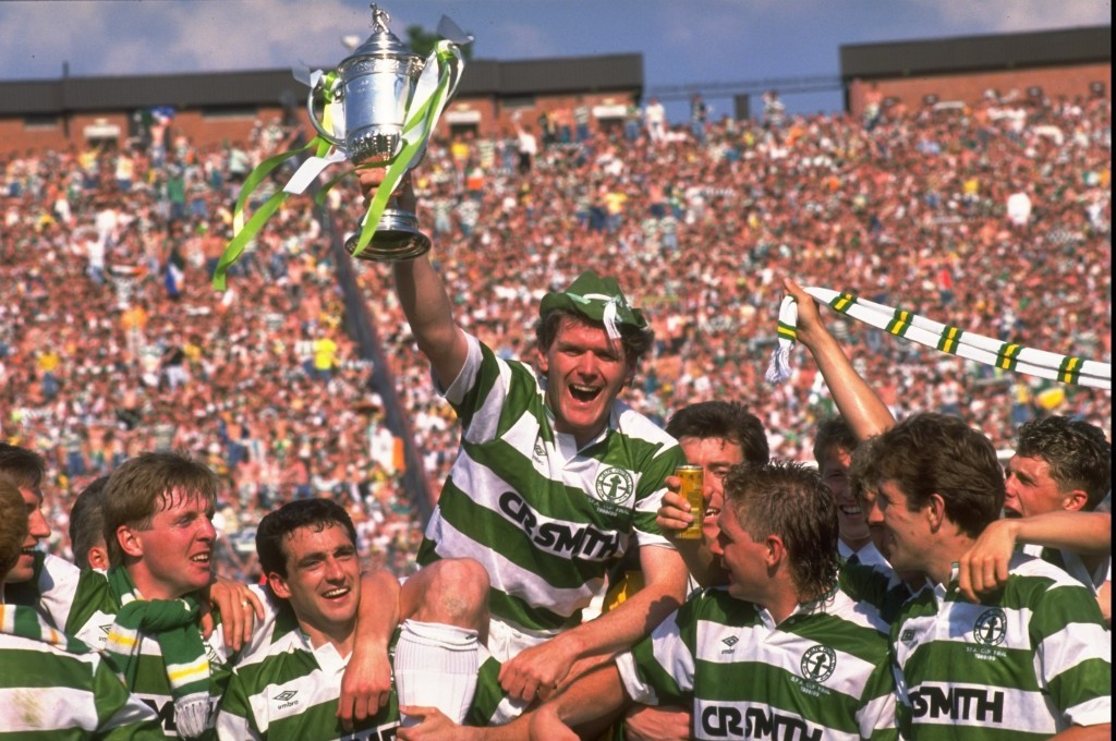 1989: Roy Aitken of Celtic (centre) holds up the trophy as he celebrates with the team after the Scottish Cup Final match against Rangers at Hampden Park in Glasgow, Scotland. Celtic won the match 1-0. Mandatory Credit: Allsport UK /Allsport