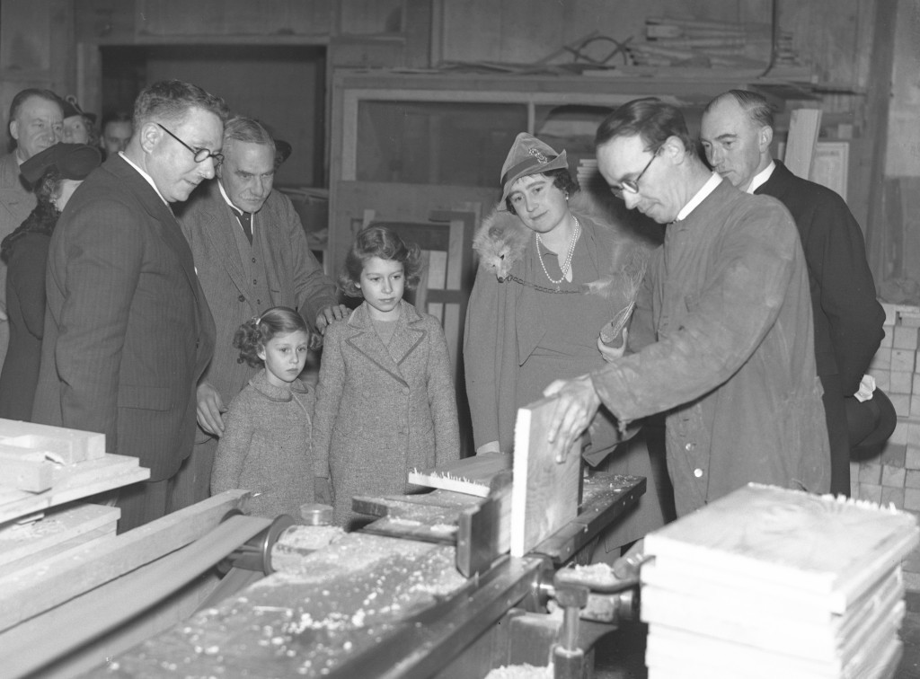 Elizabeth with her mother and sister in Lord Robert’s workshop, Dundee (DC Thomson)