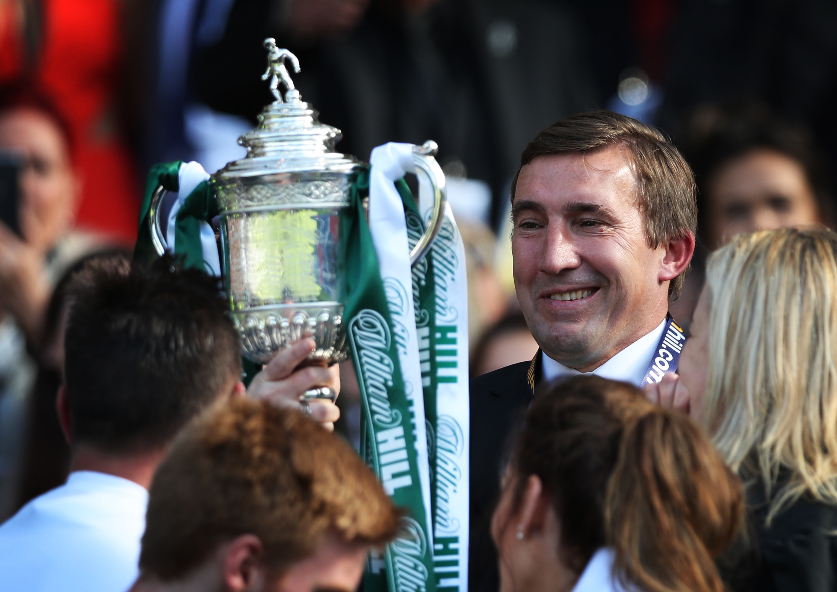 Alan Stubbs lifts the cup (Ian MacNicol/Getty)