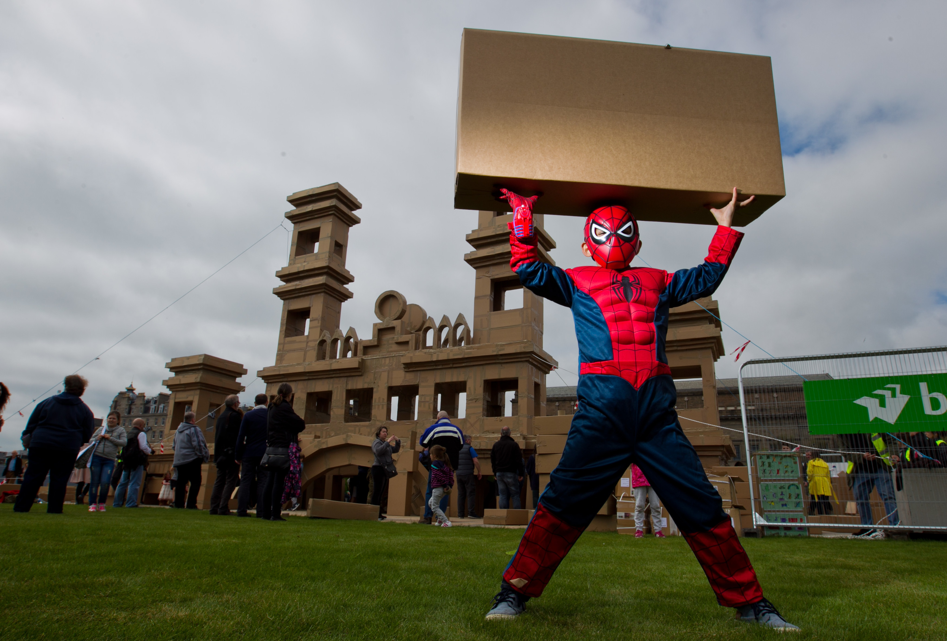 Members of the public helping to build a replica of the Royal Arch made out of cardboard boxes (Andrew Cawley/ Sunday Post)