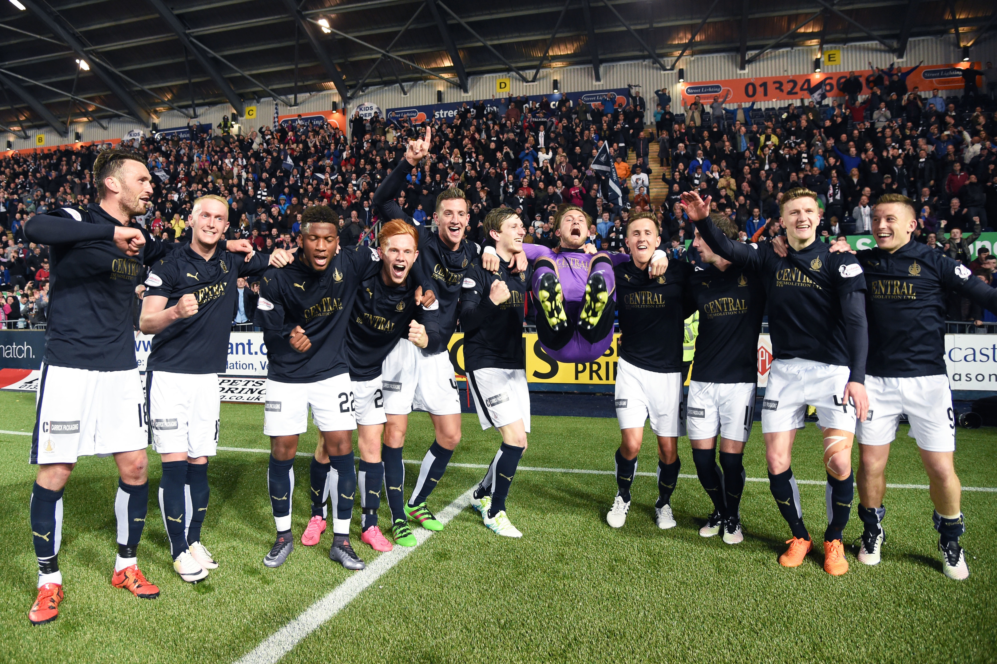 Falkirk celebrate at full time (SNS Group)