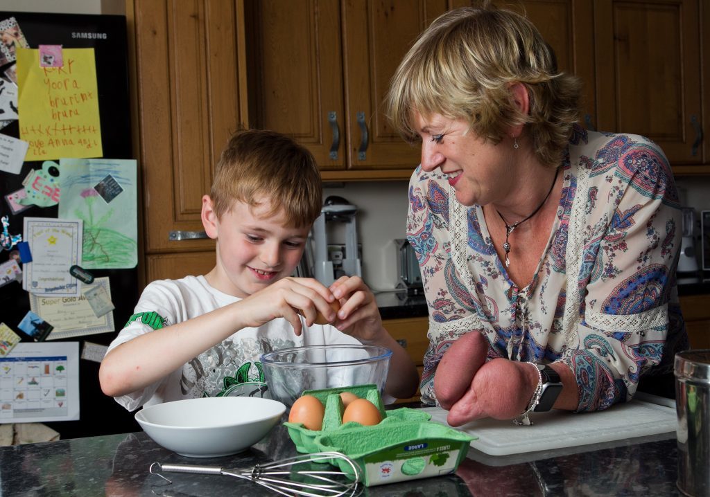 Corinne and her son Rory making omelettes (Andrew Cawley / DC Thomson)