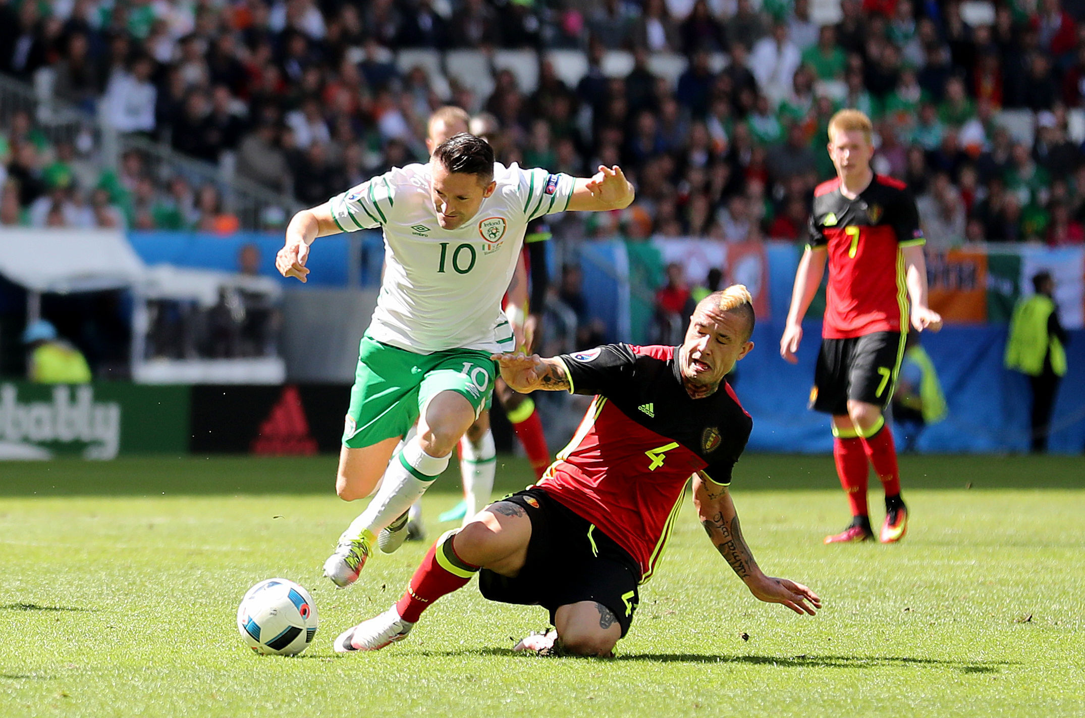 Republic of Ireland's Robbie Keane (left) and Belgium's Radja Nainggolan (right) battle for the ball during the UEFA Euro 2016, Group E match (PA)