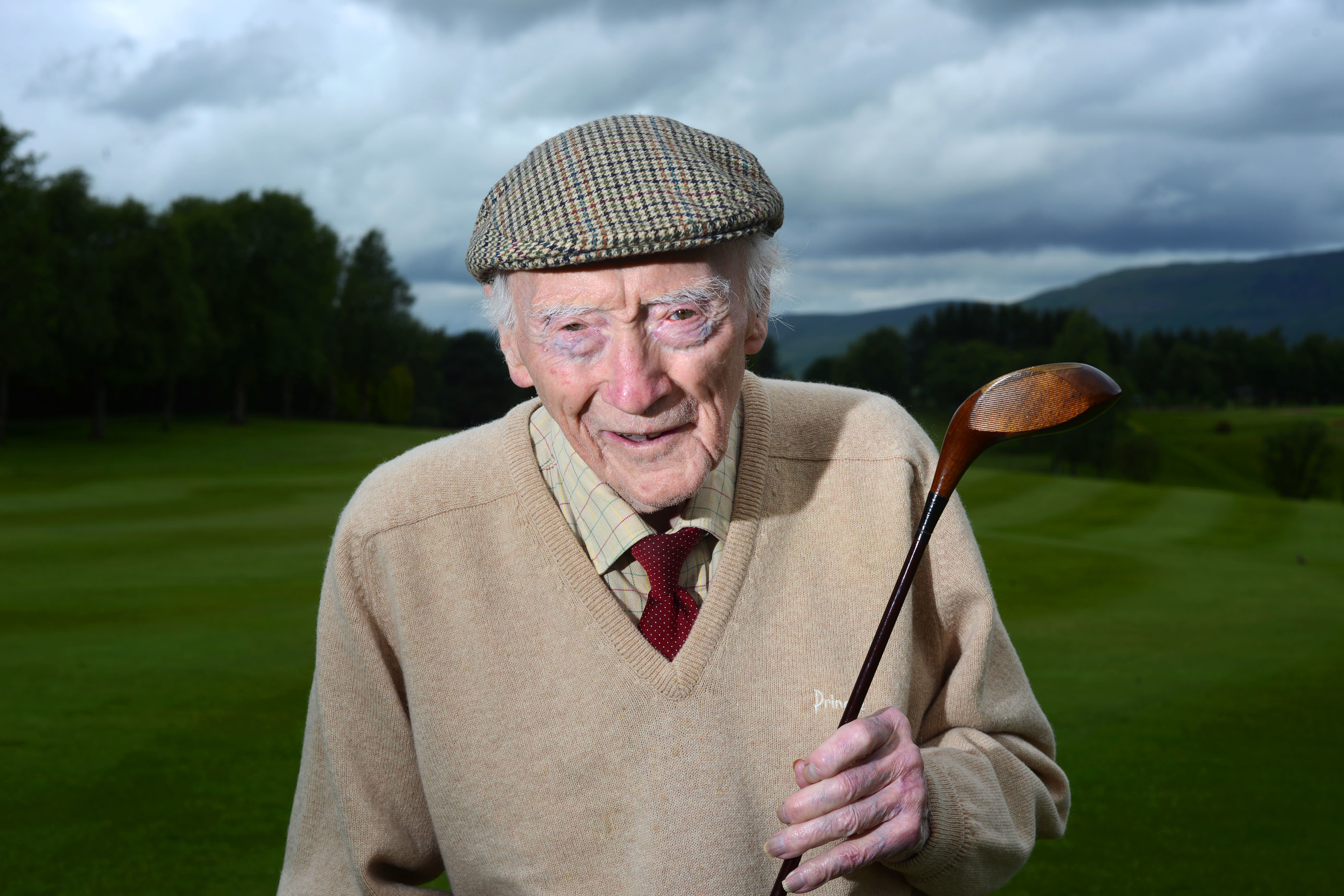 Willie Cuthbert, aged 102, from Kirkintilloch (SWNS / Stuart Maxwell)