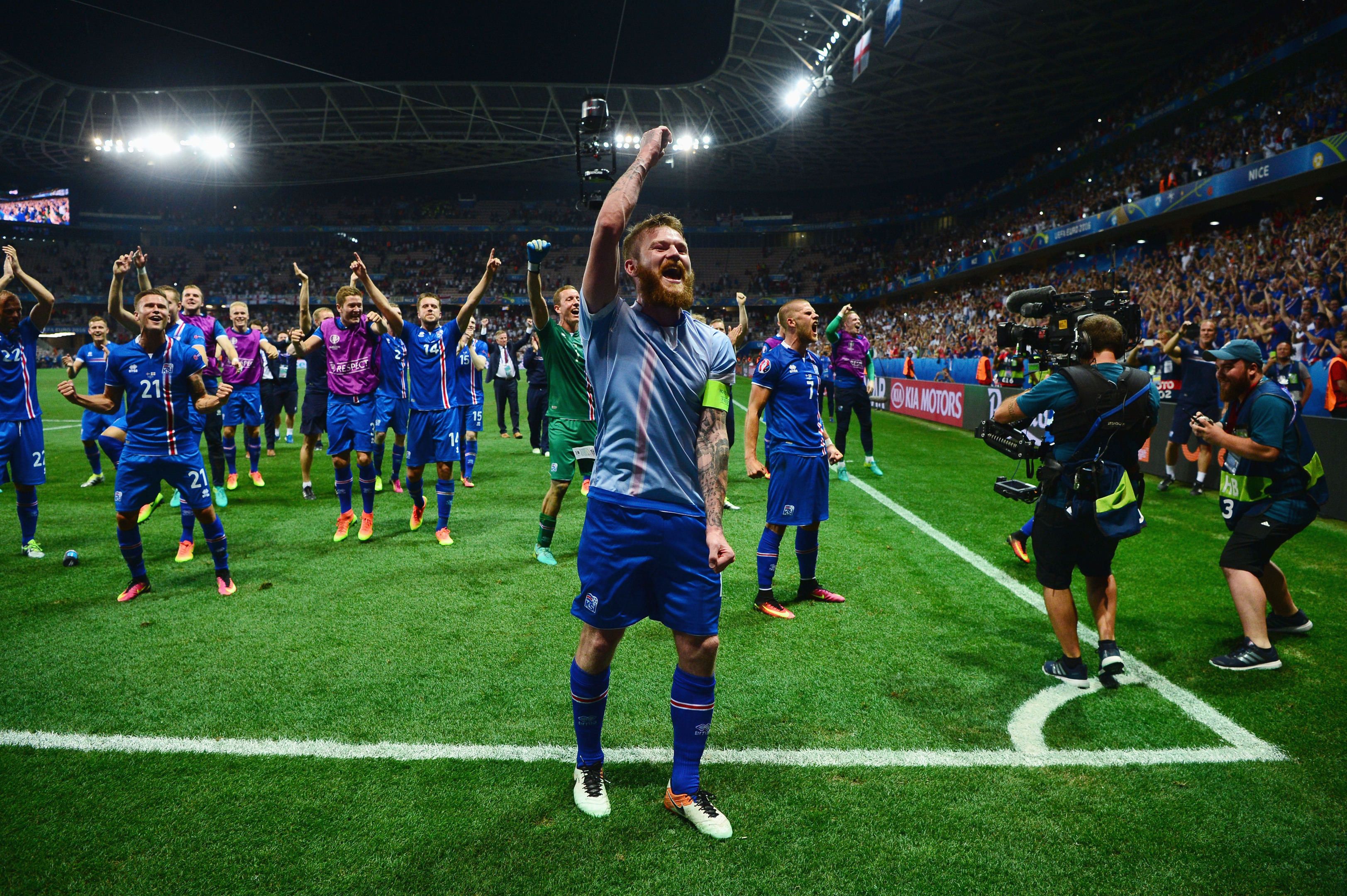 Aron Gunnarsson (C) and Iceland players celebrate their team's 2-1 win over England (Dan Mullan/Getty Images)