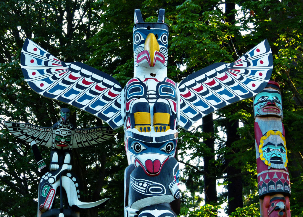 totems-stanley-park-vancouver-canada