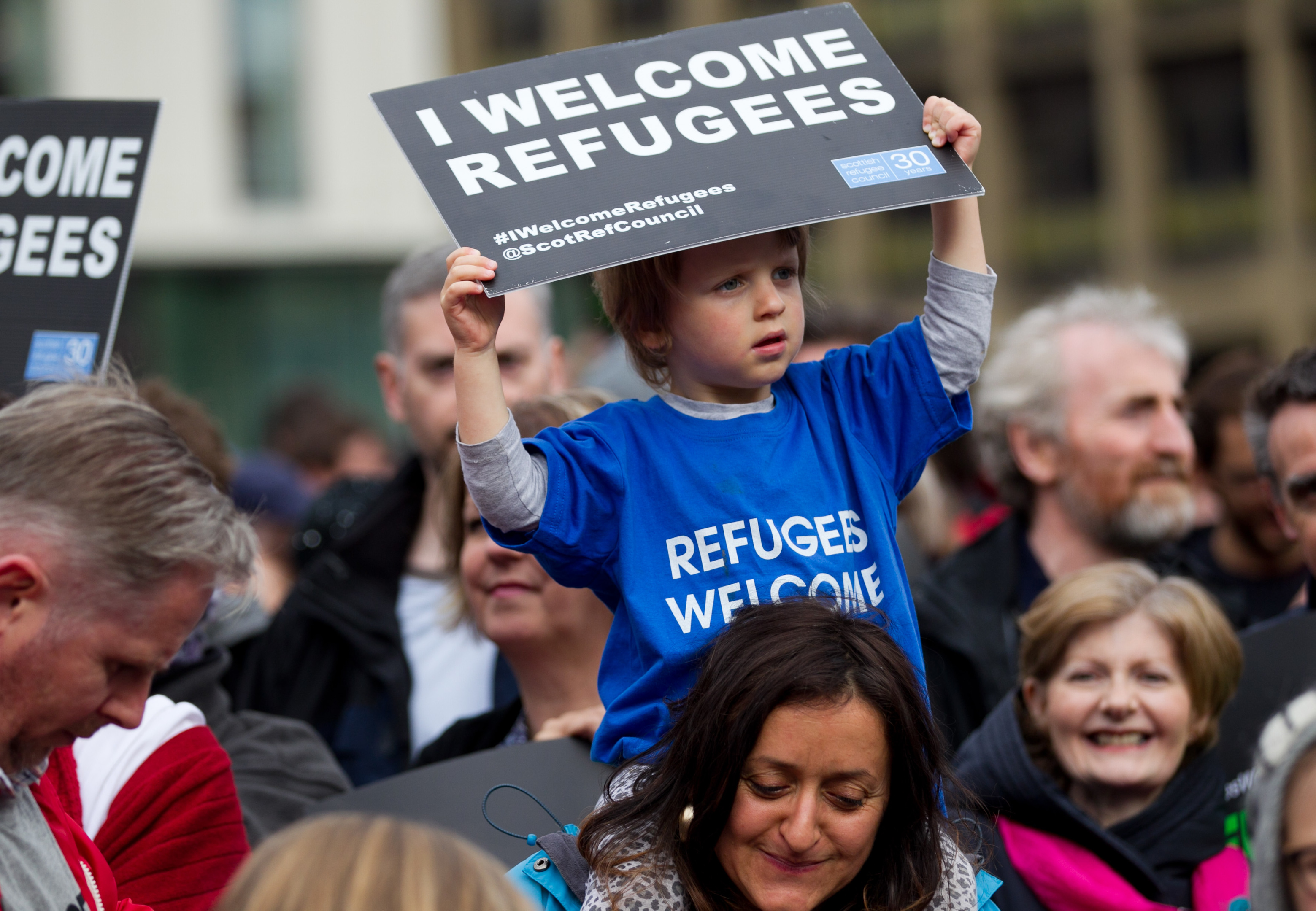 People of Glasgow show support for refugees in George Square (Andrew Cawley / DC Thomson)