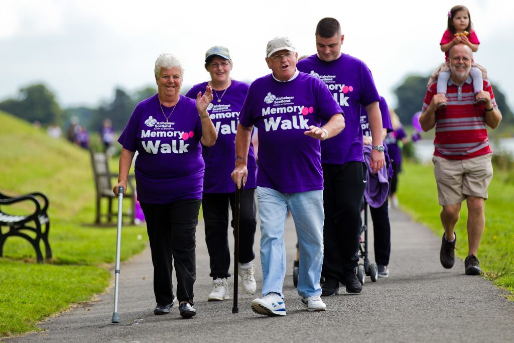 People taking part in the Memory Walk at Mugdock reservoir (Andrew Cawley / DC Thomson)