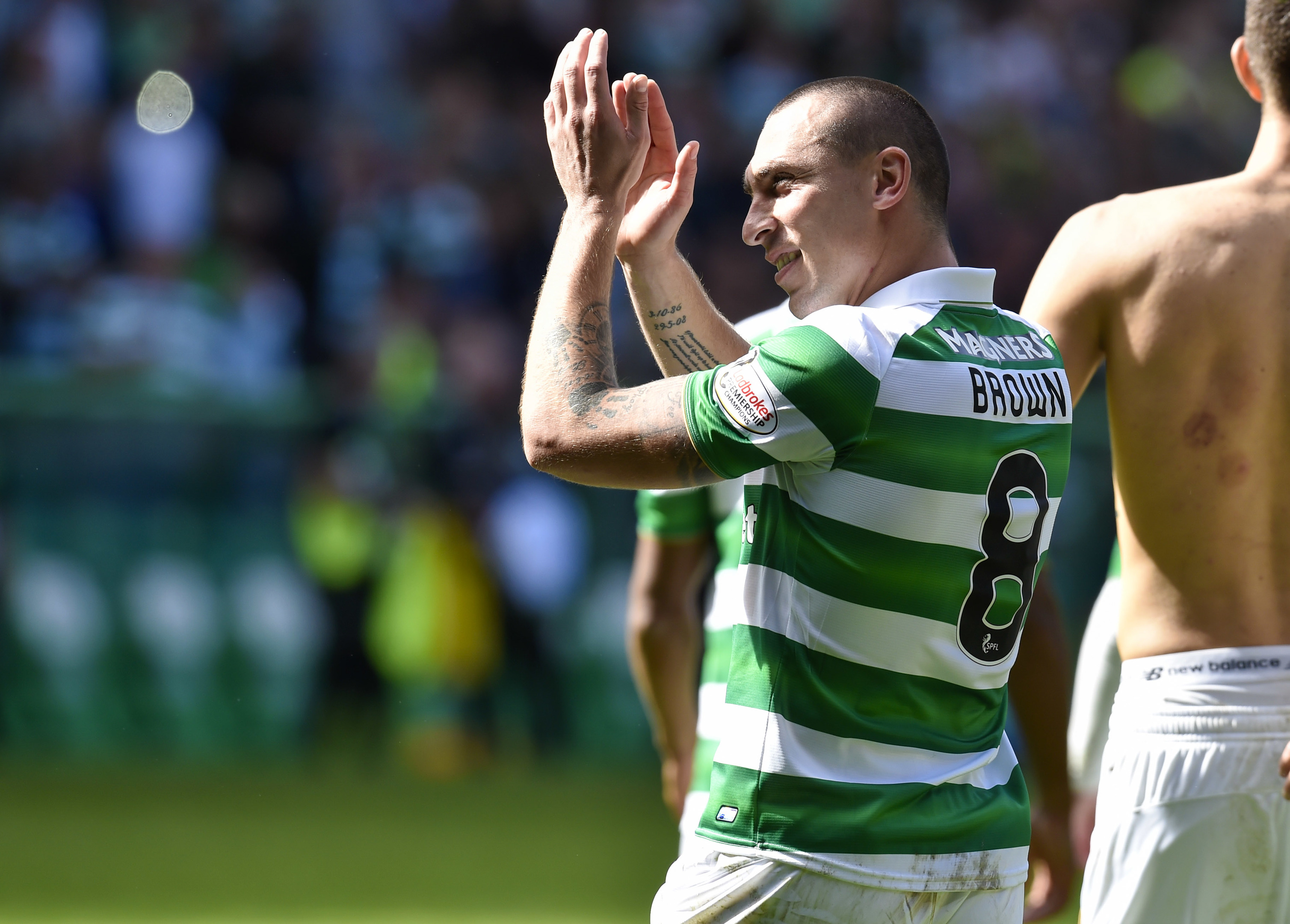 Celtic captain Scott Brown celebrates at full-time (SNS Group / Rob Casey)