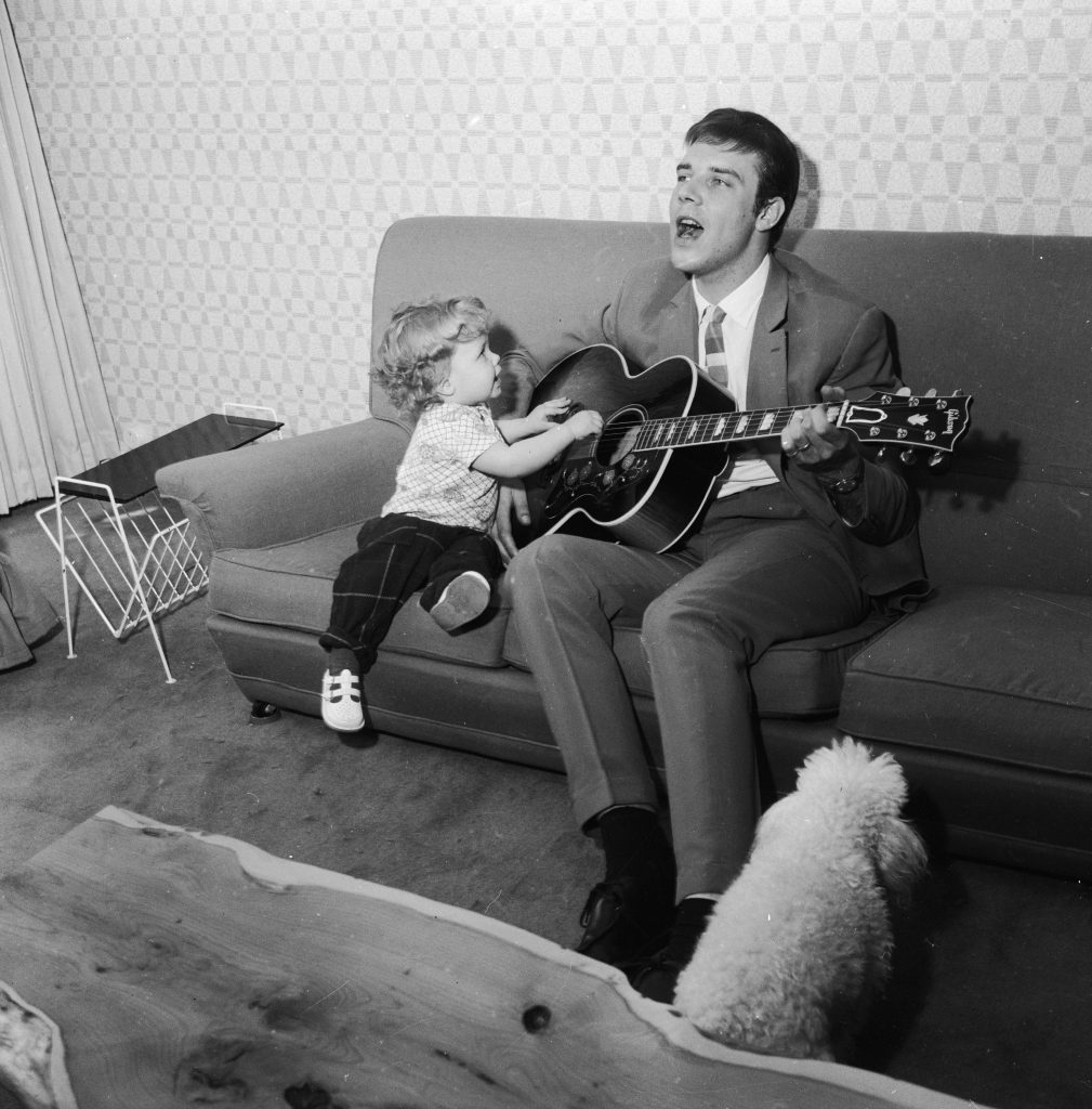 Marty sings for daughter Kim, 1962 (Chris Ware/Keystone Features/Getty Images)