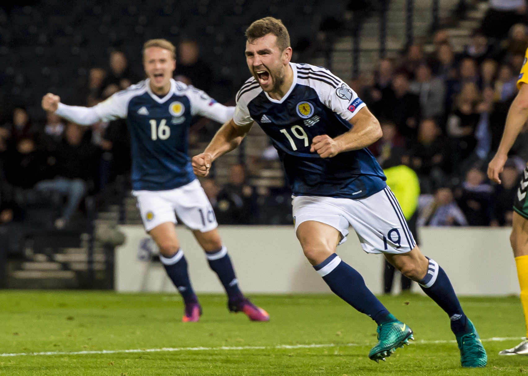 Scotland's James McArthur celebrates his goal (SNS Group / Craig Williamson)