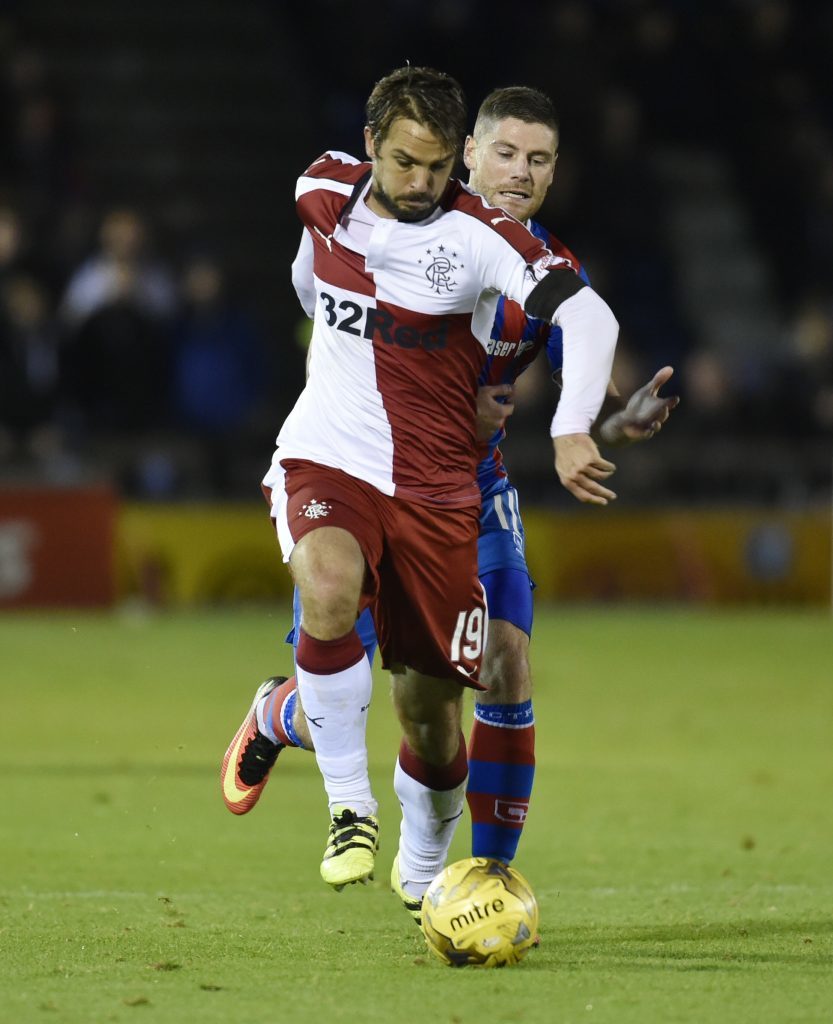 Niko Kranjcar (front) battles for the ball against Inverness CT's Iain Vigurs (SNS Group)