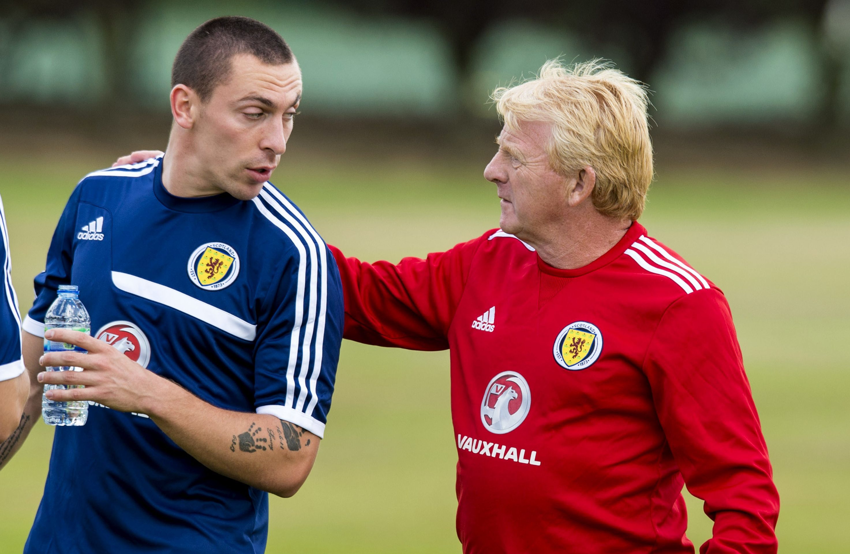 Scott Brown (left) chats with Scotland manager Gordon Strachan (SNS Group)