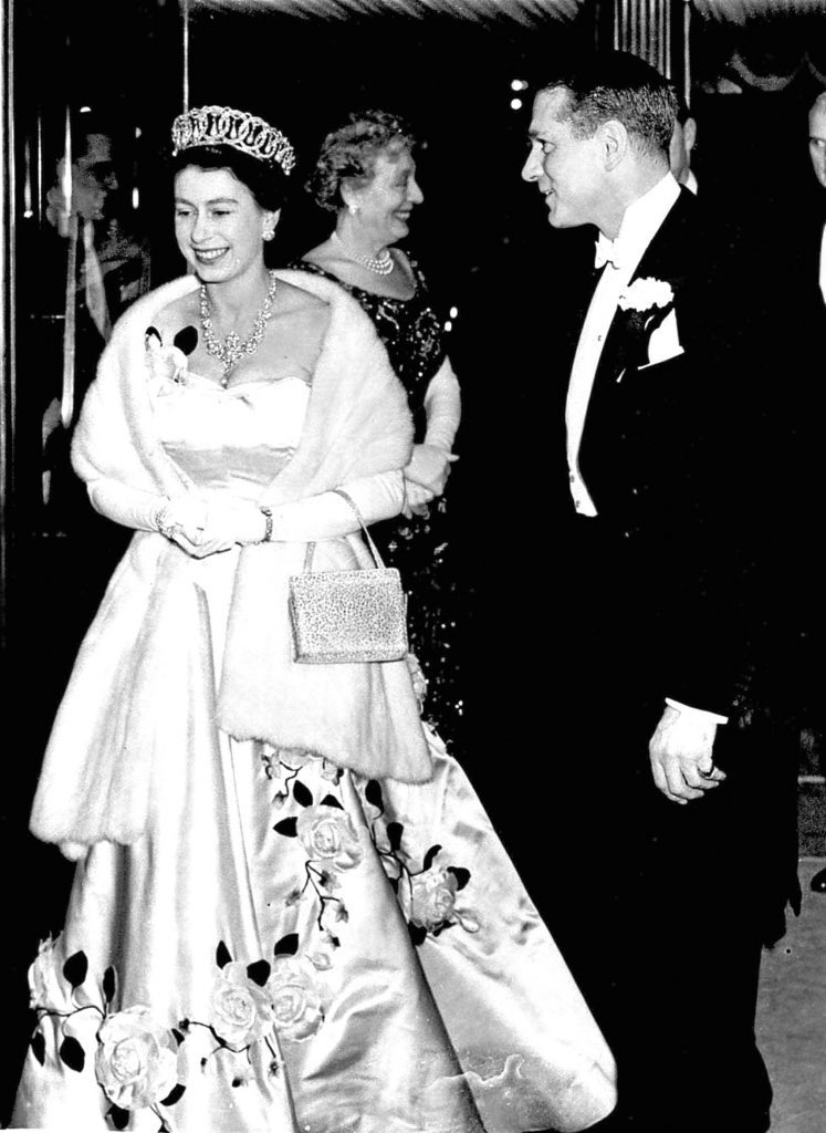 Queen Elizabeth II with Sir Laurence Olivier (PA Archive/PA Images)