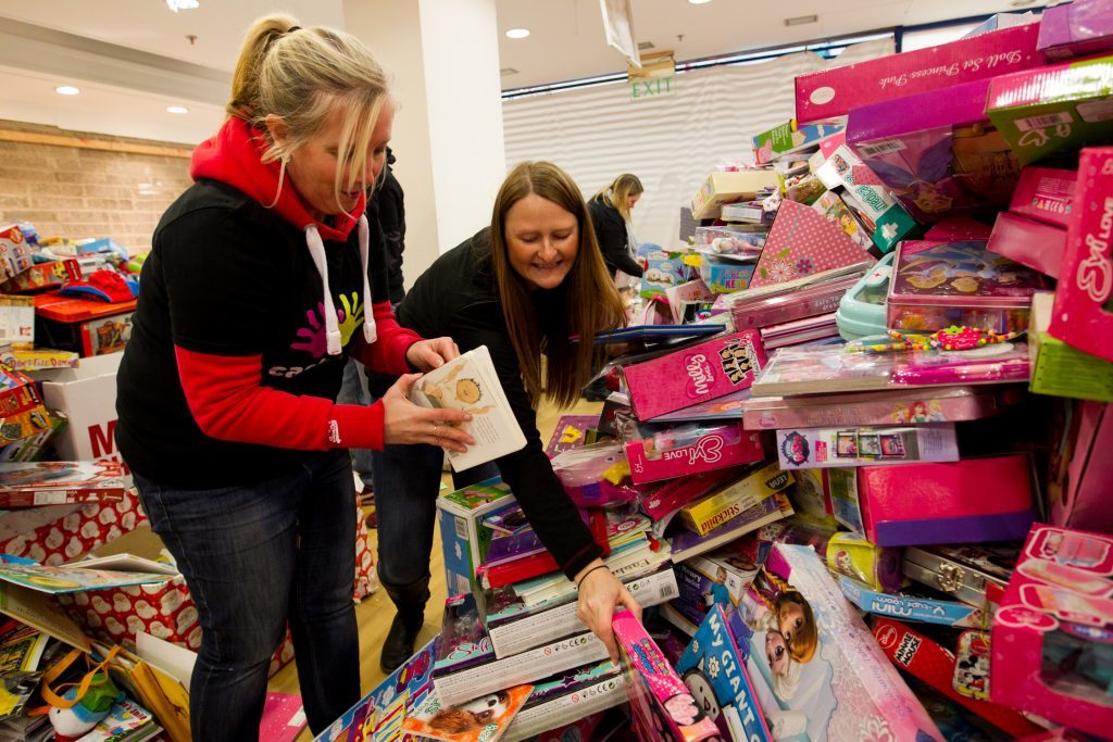 Volunteers at the Gyle Shoping Centre, Edinburgh. (Andrew Cawley / DC Thomson)