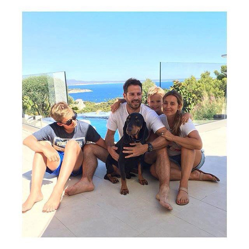 Jamie and Louise Redknapp with their children (Twitter)