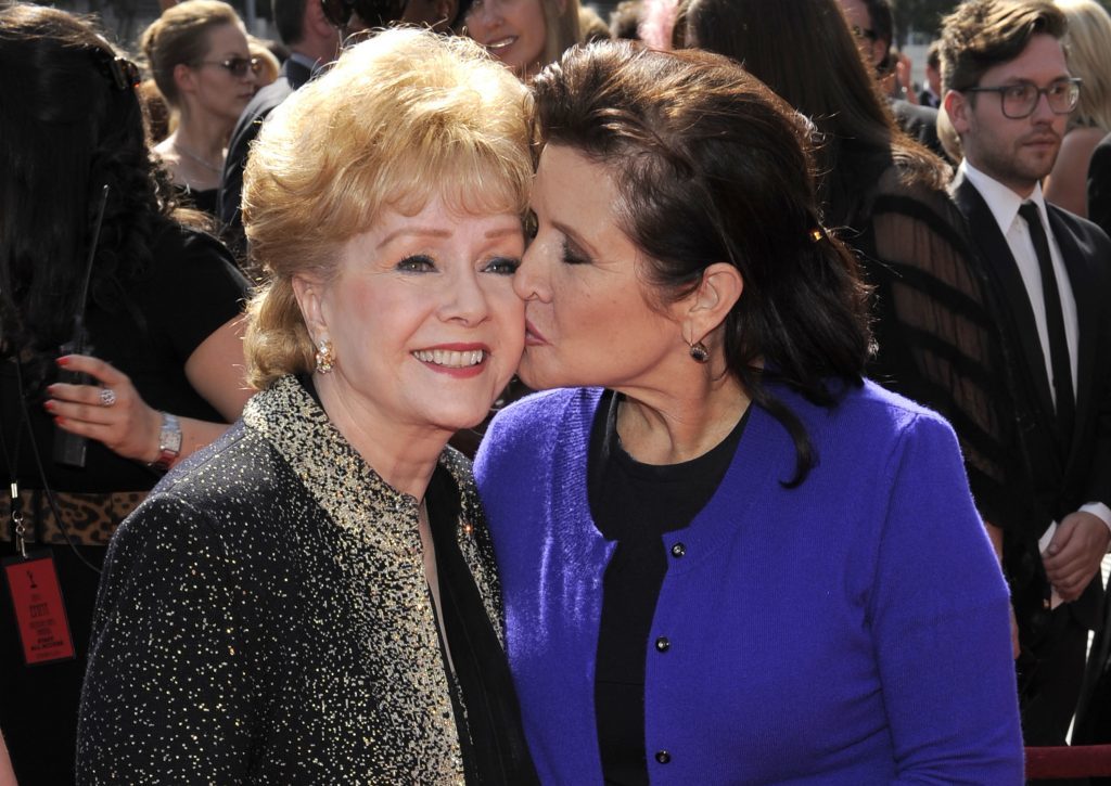 Carrie Fisher kisses her mother, Debbie Reynolds, 2010 (AP Photo/Chris Pizzello, File)