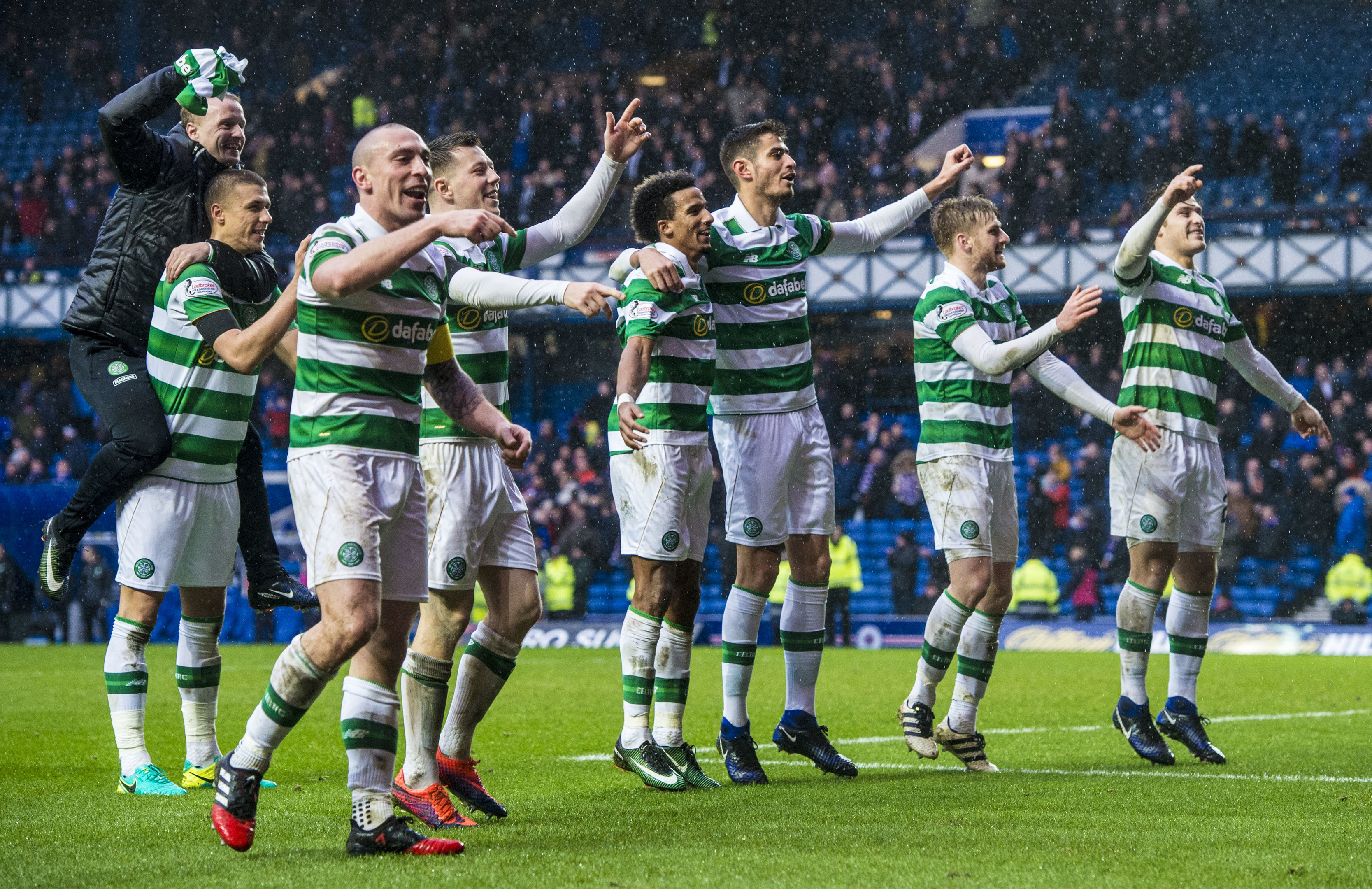Celtic players celebrate at full-time (SNS Group)