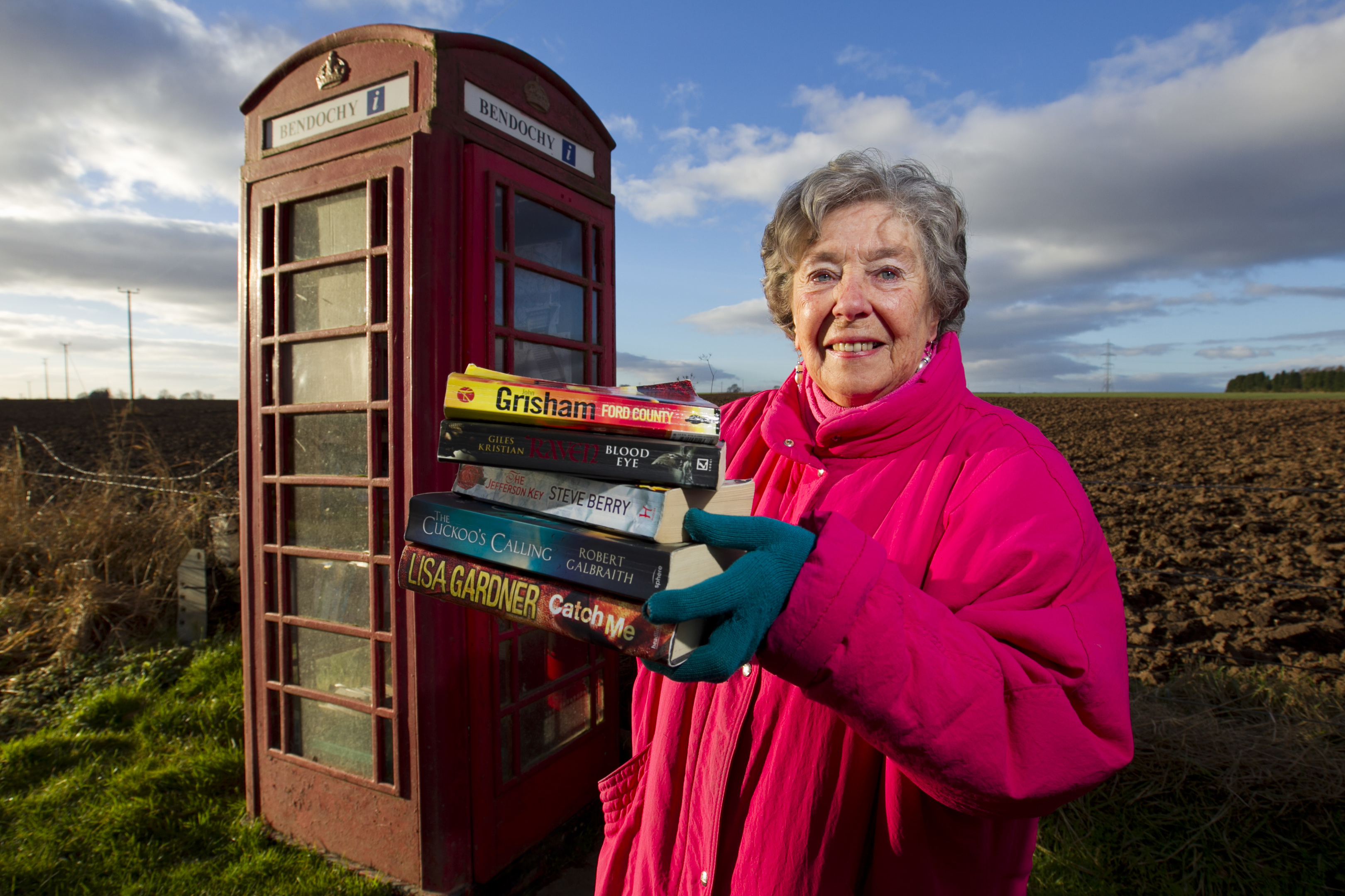 Pics of a telephone box in Bendochy which has been turned into a library (Andrew Cawley / DC Thomson)