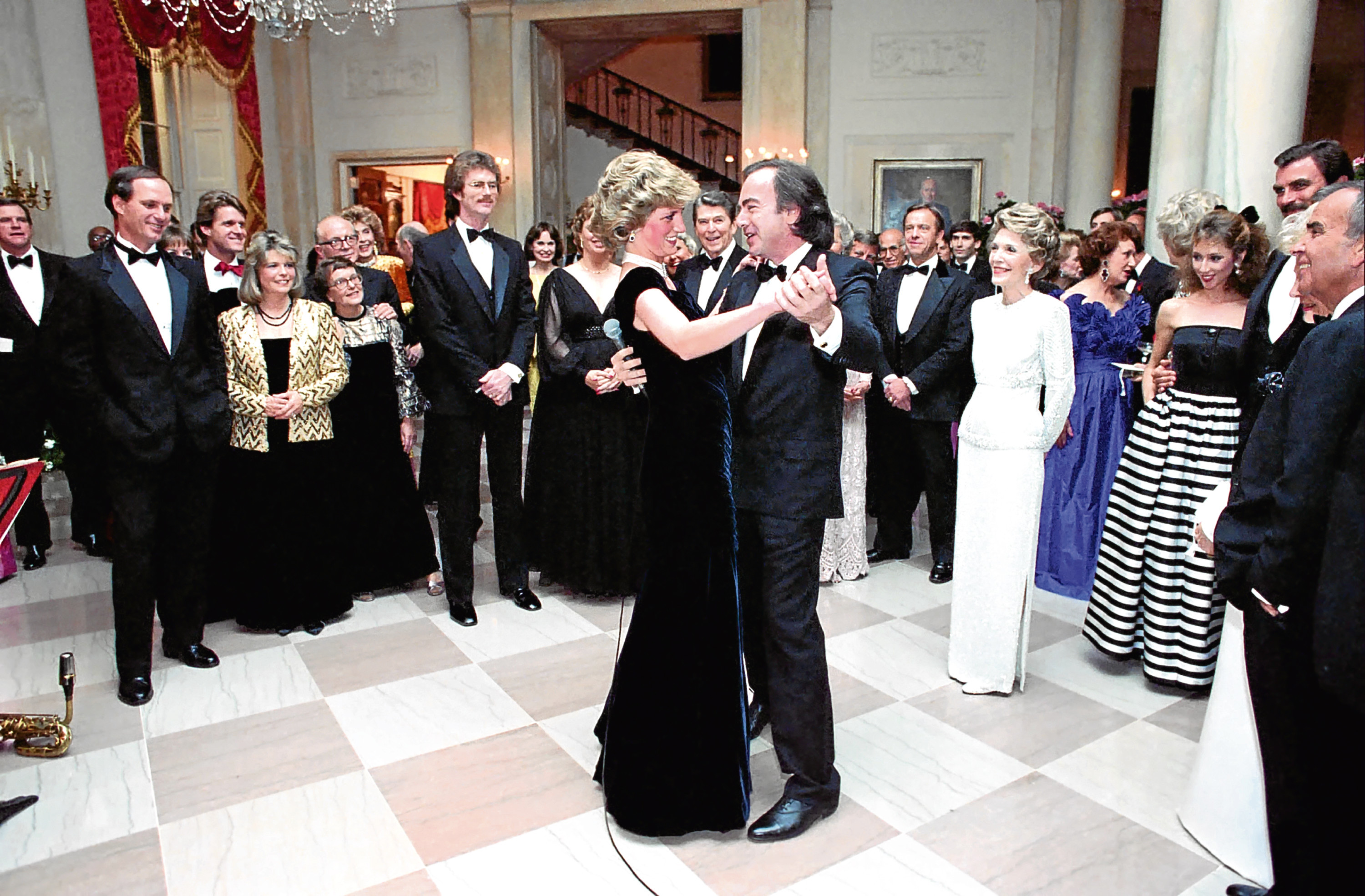 Diana, Princess of Wales dances with singer Neil Diamond during a White House Gala Dinner November 9, 1985 in Washington, DC (Alamy)