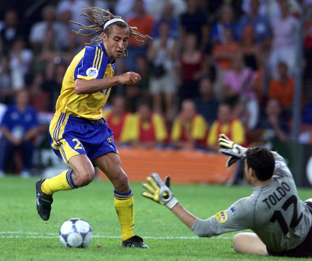 Larsson rounds Italian goalkeeper Francesco Toldo to score at Euro 2000 (AP Photo/Dusan Vranic)