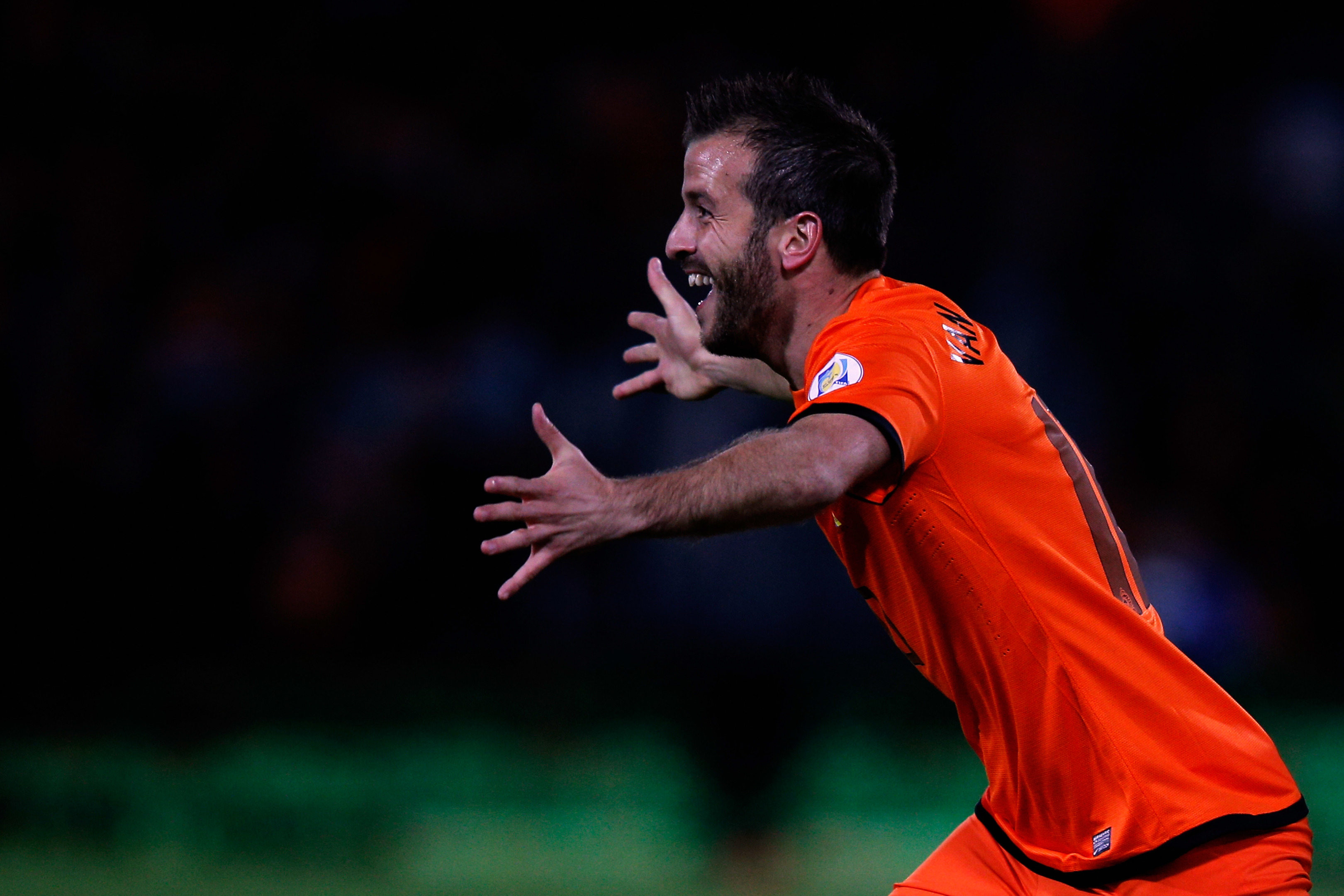 Rafael Van der Vaart in action for the Netherlands (Dean Mouhtaropoulos/Getty Images)