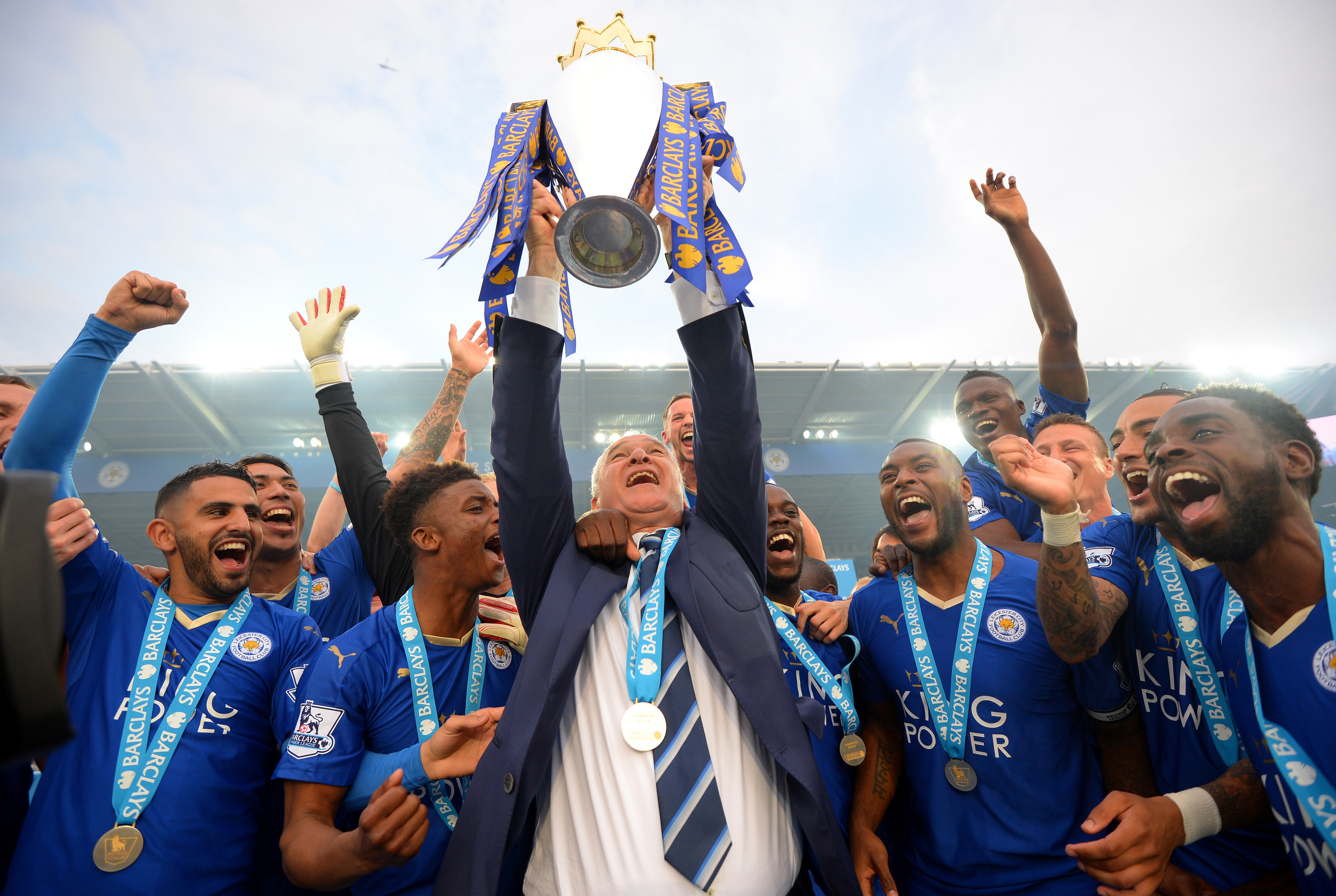 Claudio Ranieri lifts the Premier League Trophy (Michael Regan/Getty Images)