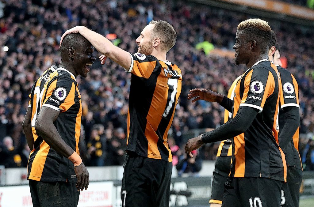 Hull City's Oumar Niasse (left) celebrates scoring against Liverpool (Danny Lawson/PA Wire)