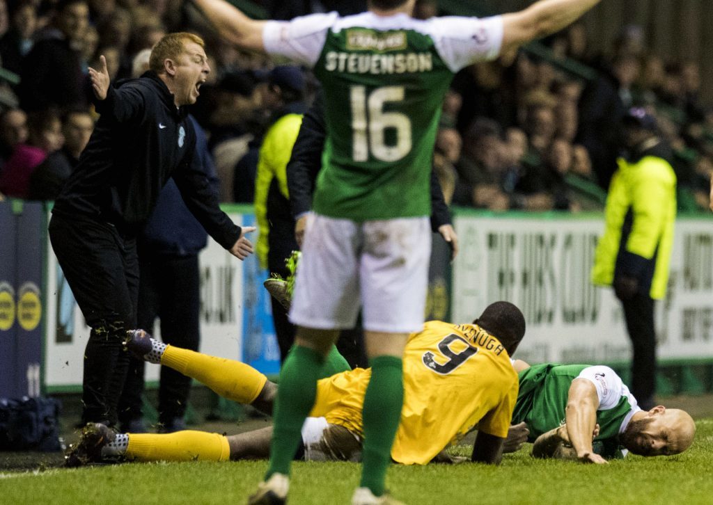 Neil Lennon (L) vents his fury as Hibernian's Jordon Forster (R) lies injured after a tackle by Morton's Kudus Oyenuga (SNS Group)