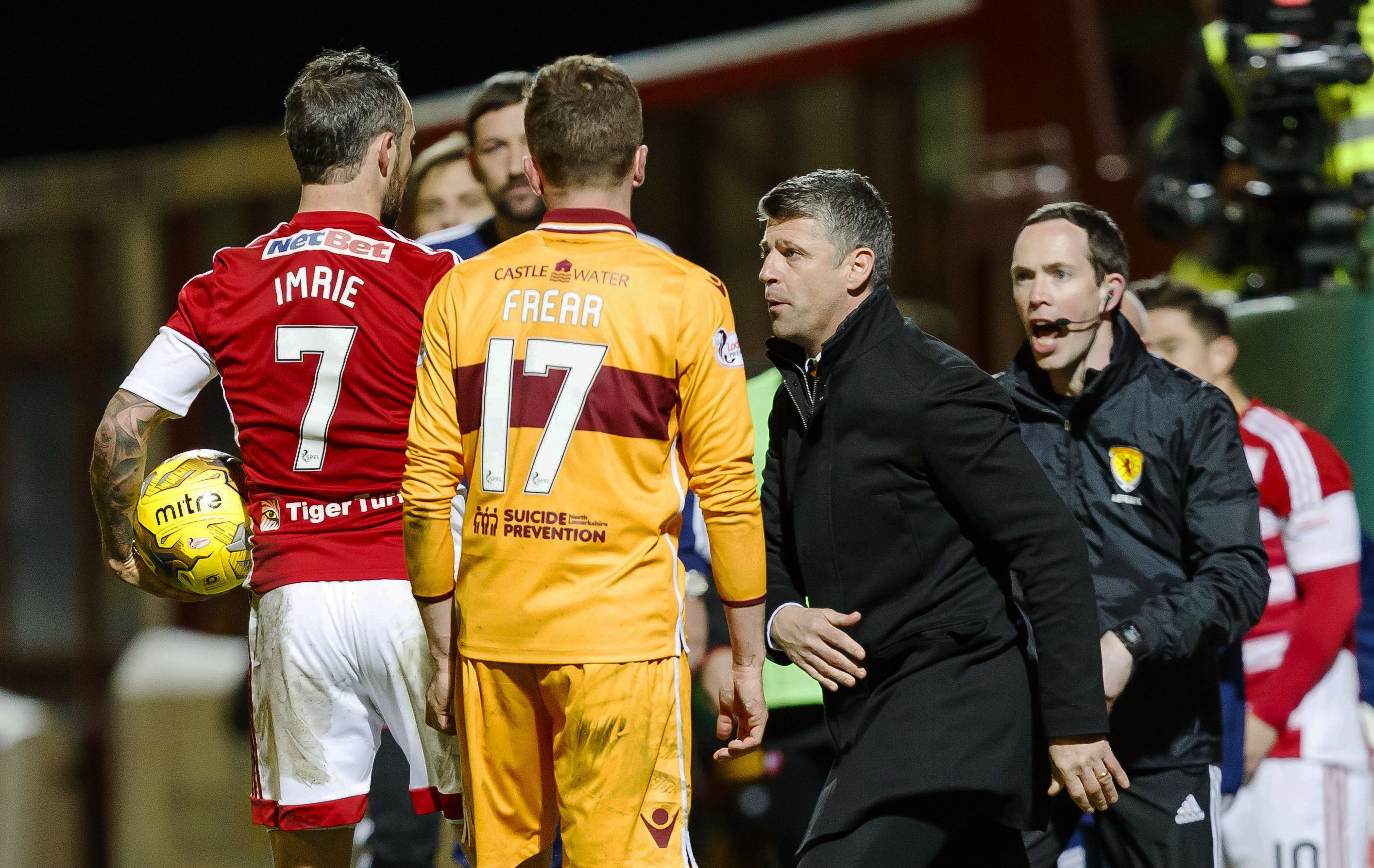 Motherwell manager Stephen Robinson (R) has words with Hamilton's Dougie Imrie in the dugout (SNS Group / Roddy Scott)