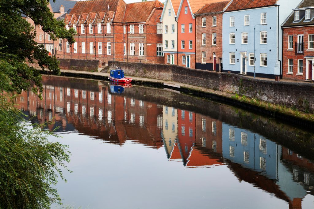 Quayside buildings reflected in the River Wensum (Alamy)