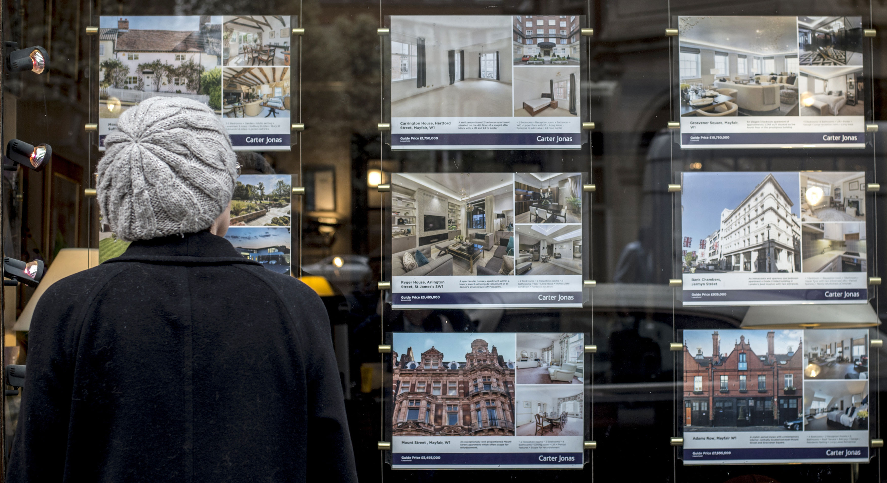 The research, from property website Zoopla, found the typical decision to buy a home when viewing it in person takes 27 minutes - around the same length of time as an episode of Coronation Street. (Lauren Hurley/PA Wire)