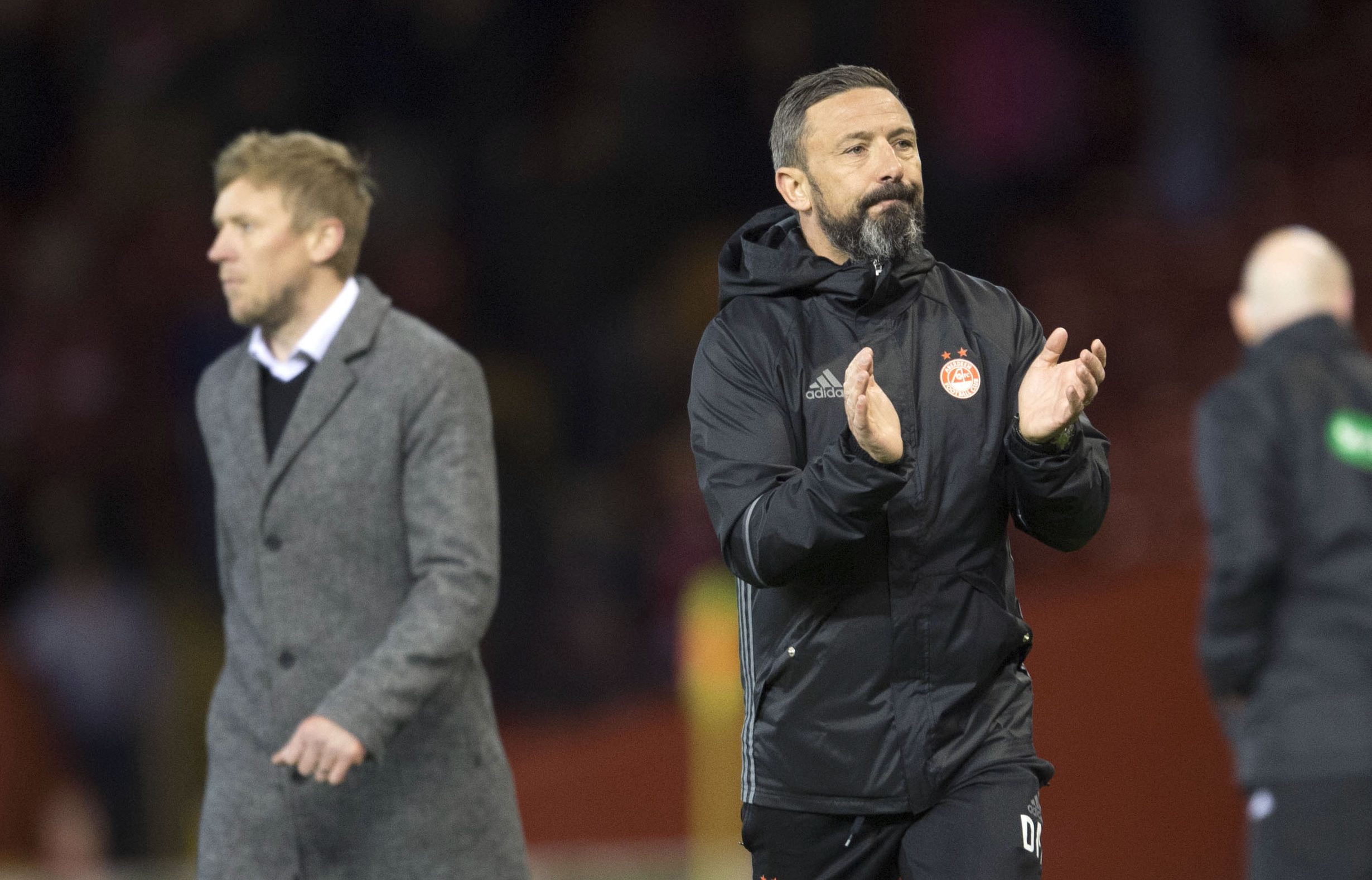 Aberdeen manager Derek McInnes applauds the fans at full time (SNS Group / Bill Murray)