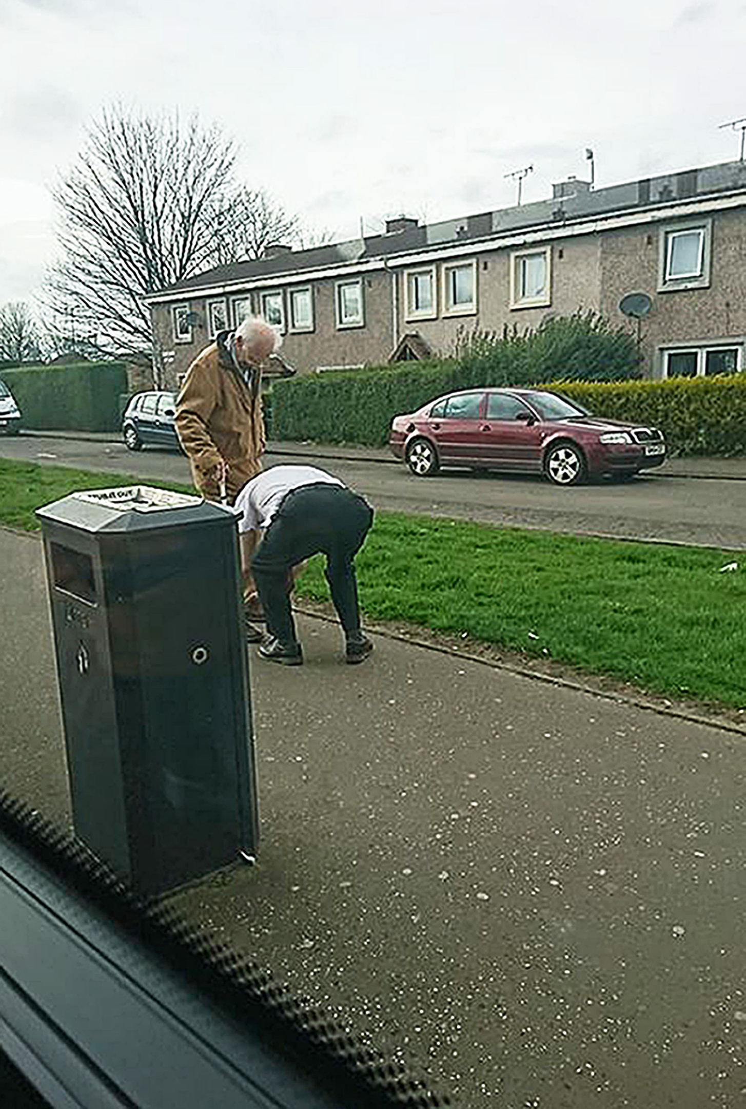 The caring gesture was snapped by passenger Leah-Ashley Brown, 34 from Harvesters Square in Wester Hailes, . (Leah-Ashley Brown/PA Wire) Lothian buses