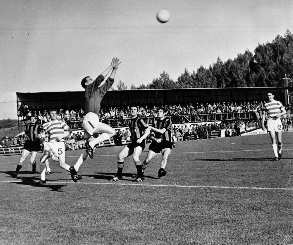 Celtic's goalkeeper, Ronnie Simpson, jumps to catch a high ball from Inter Milan (Central Press/Getty Images)
