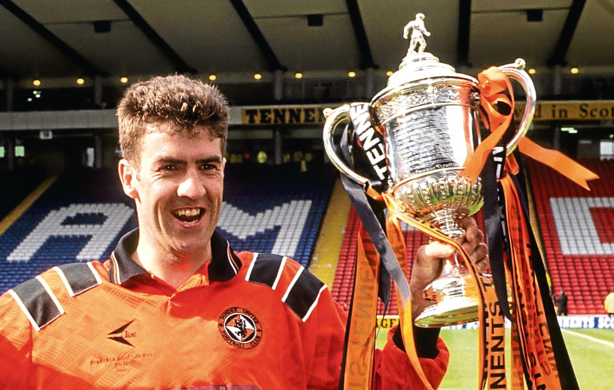 Dundee Utd's matchwinner Craig Brewster with the Scottish Cup in 1994 (SNS Group)