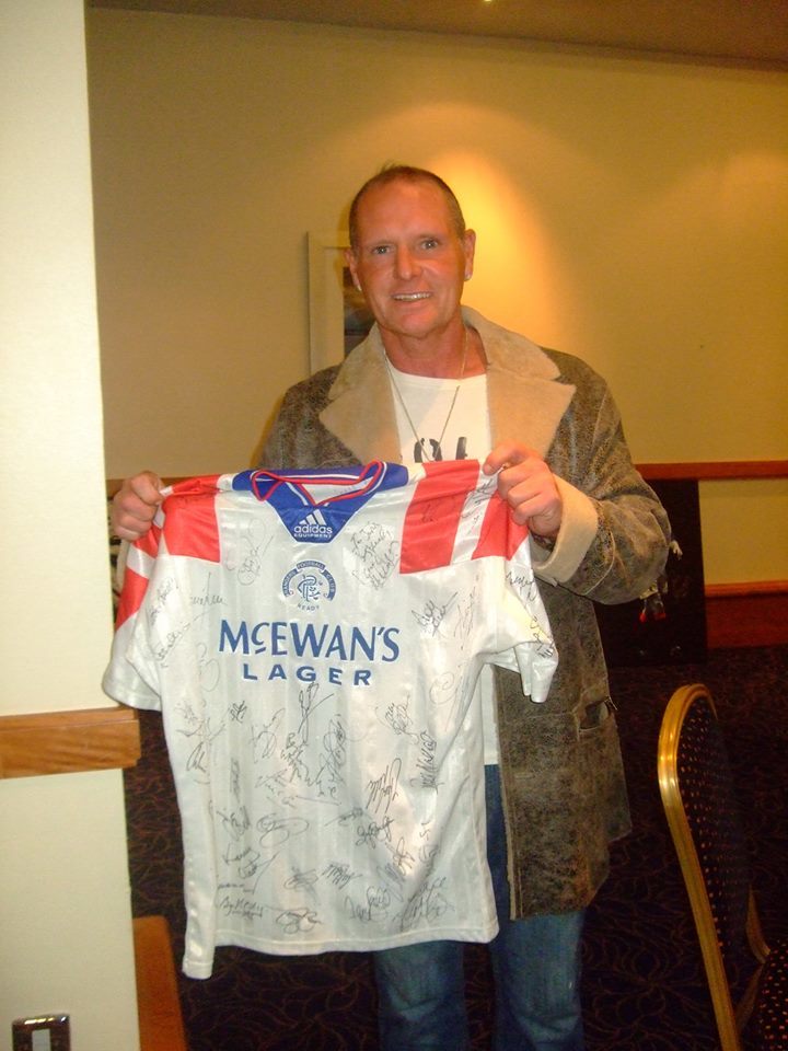 Paul Gascoigne signed the shirt 
