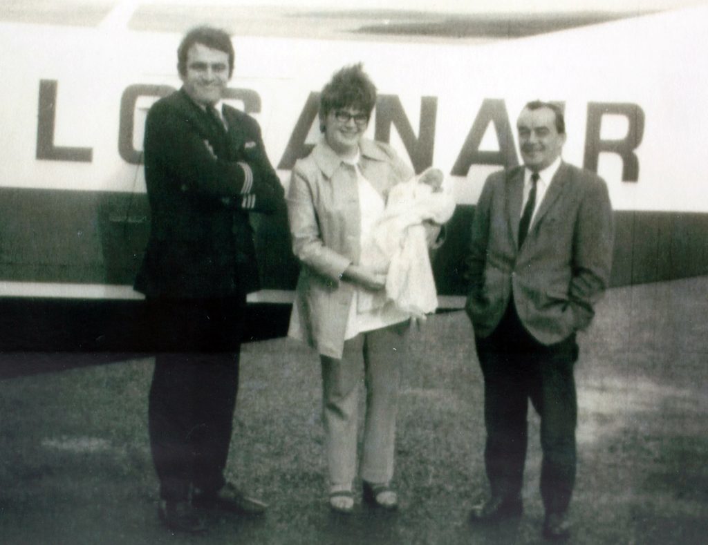 Freida Devin with newly born Katy with pilot Captain Jamie Bailey (left) and Dr Ferguson (Collect/Loganair/PA Wire)