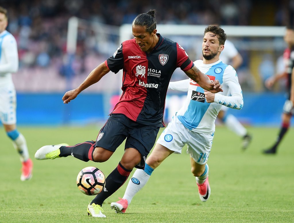 Bruno Alves in action with Dries Mertens of Napoli  (Francesco Pecoraro/Getty Images)