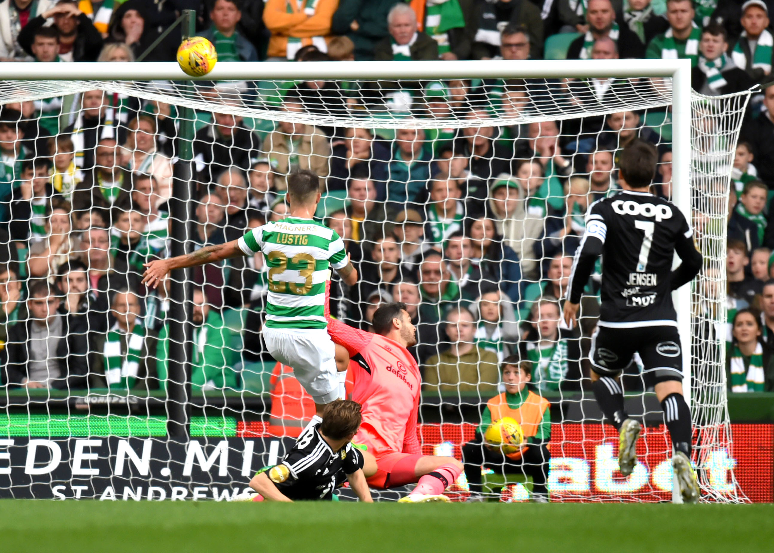 Rosenborg's Yann-Erik de Lanlay scoops the ball over from close range (SNS)