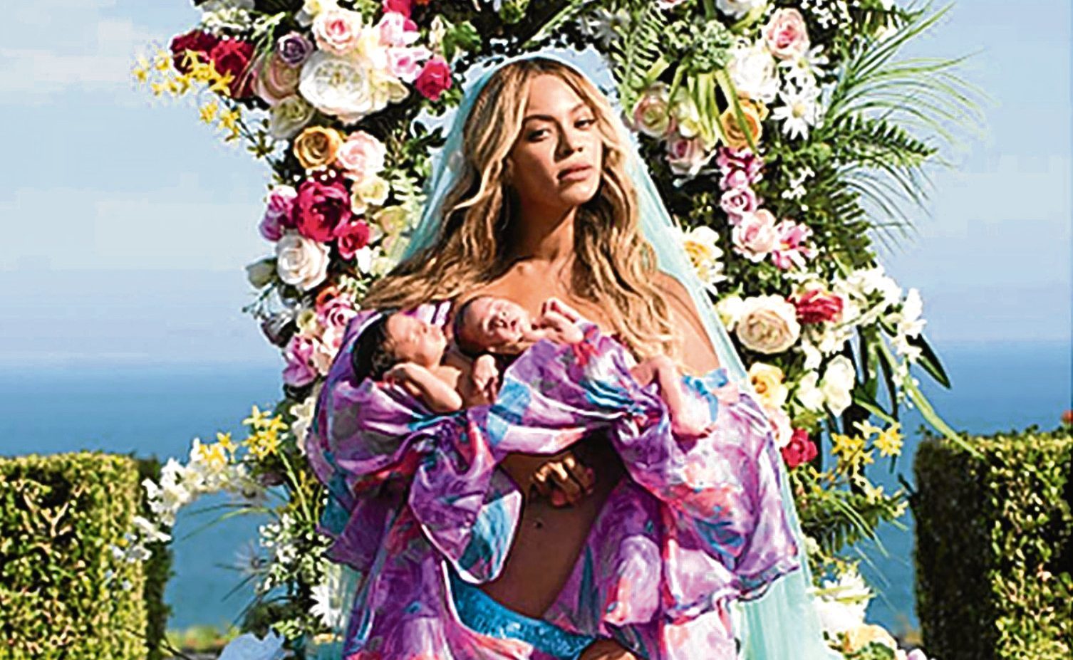 Beyonce showing off her twins "Sir Carter and Rumi" a month after she gave birth (Beyonce/Instagram)