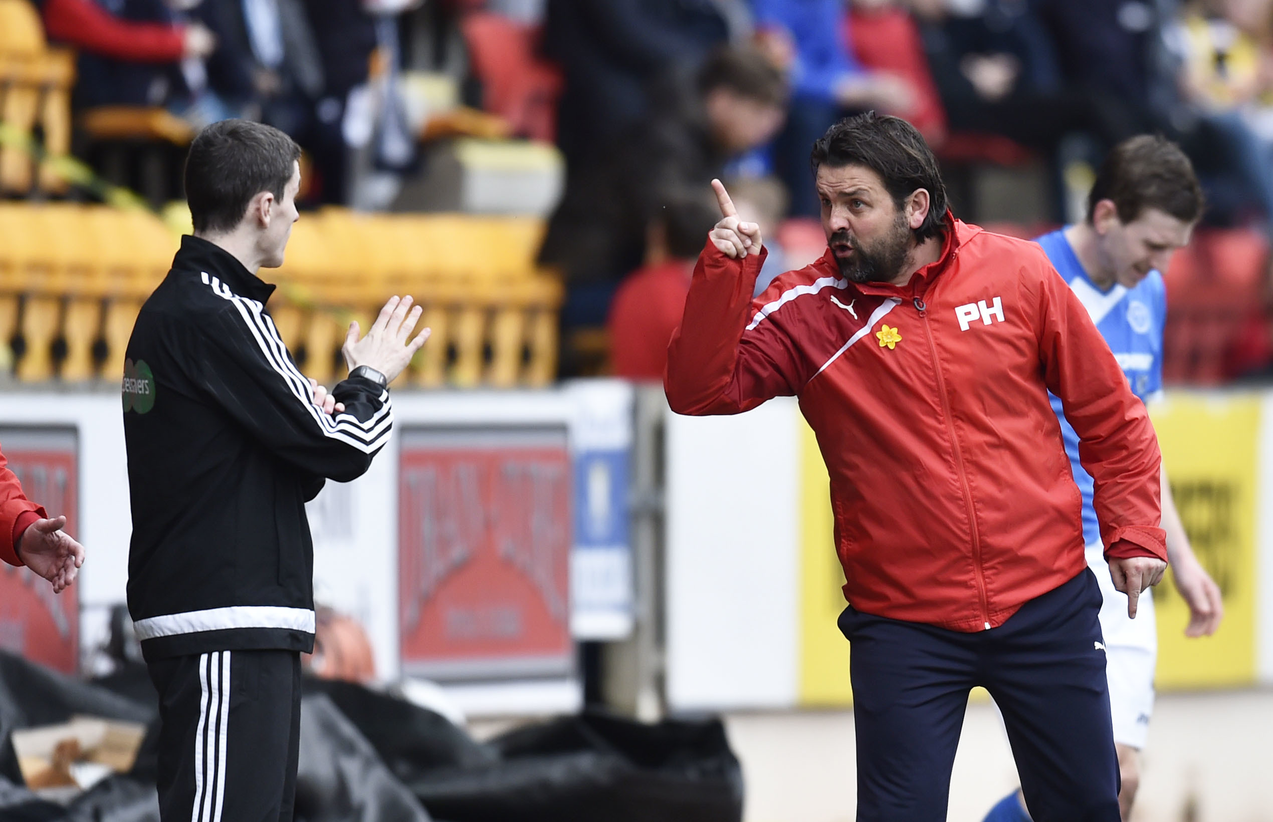 Dundee manager Paul Hartley argues with the fourth official. (SNS)