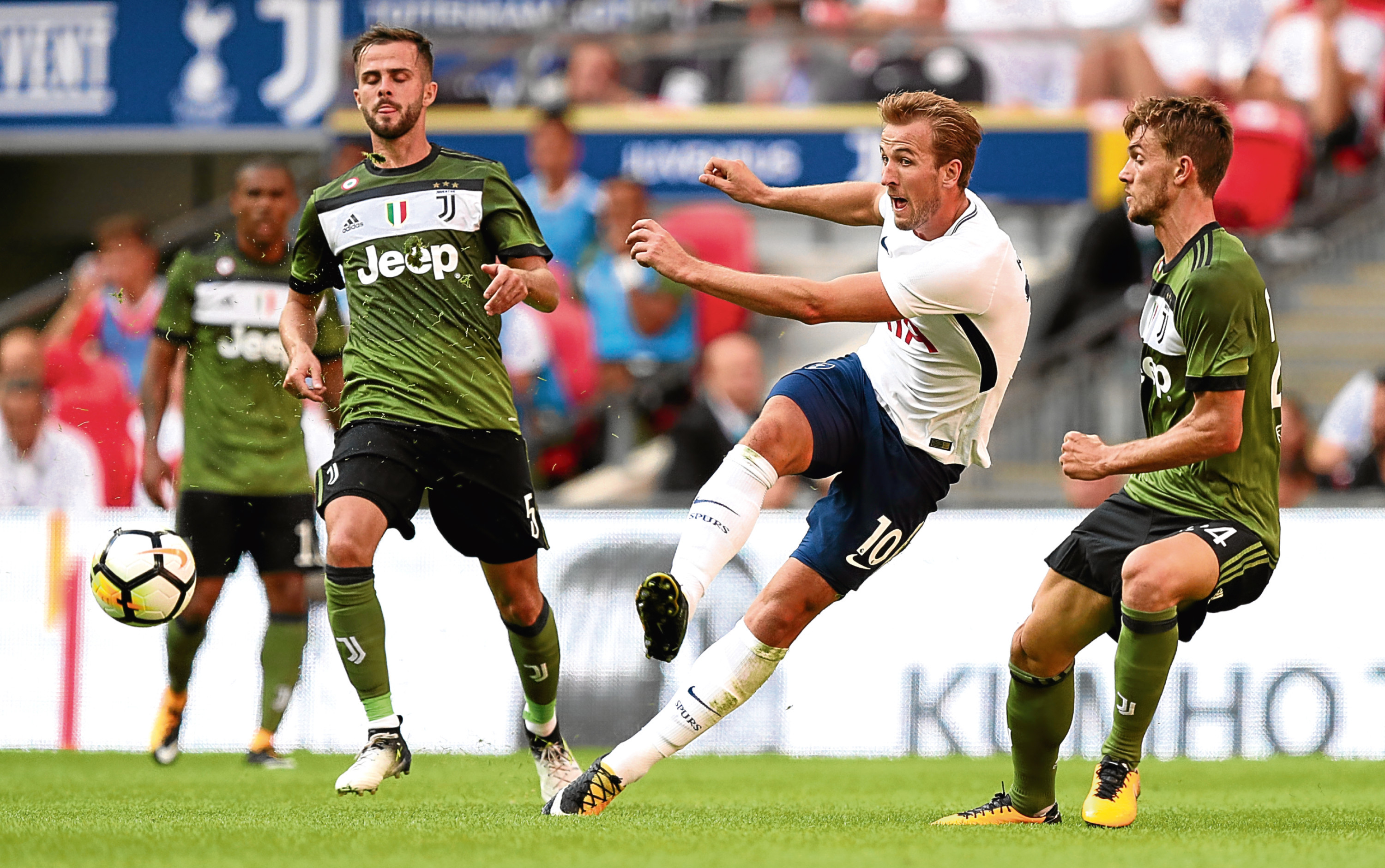 Tottenham Hotspur's Harry Kane (centre)