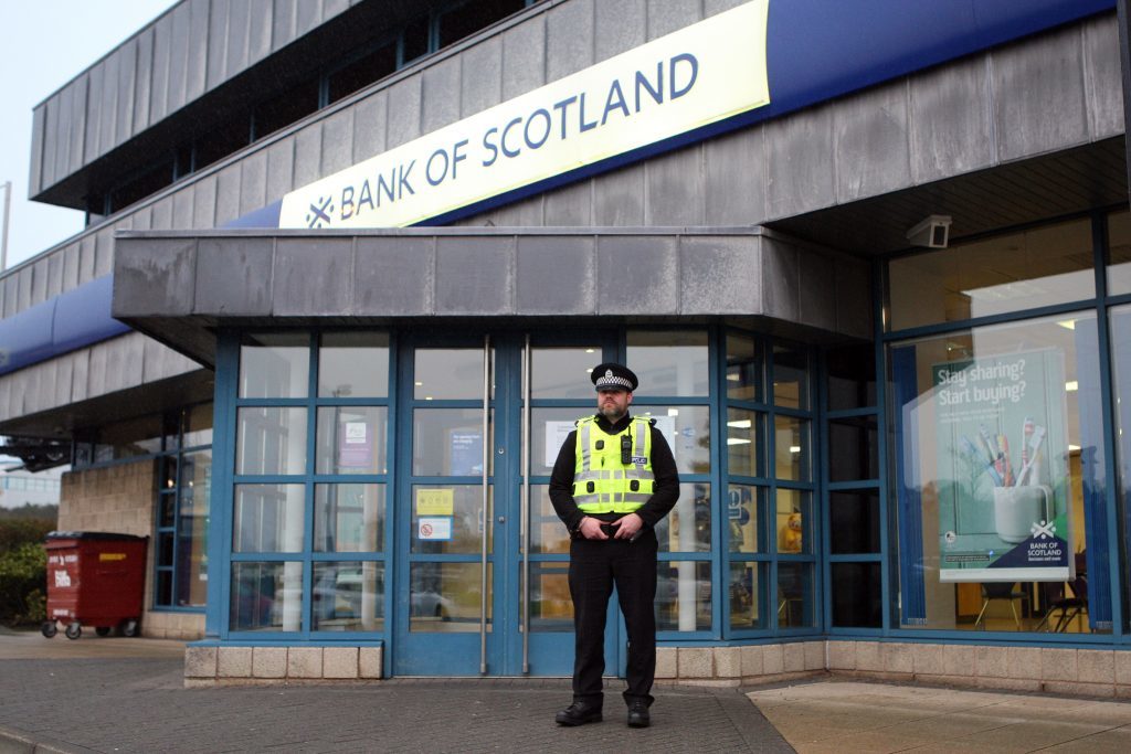 Police incident after an apparent attempted robbery at Bank of Scotland in Kirkcaldy. (K Miller, DC Thomson)