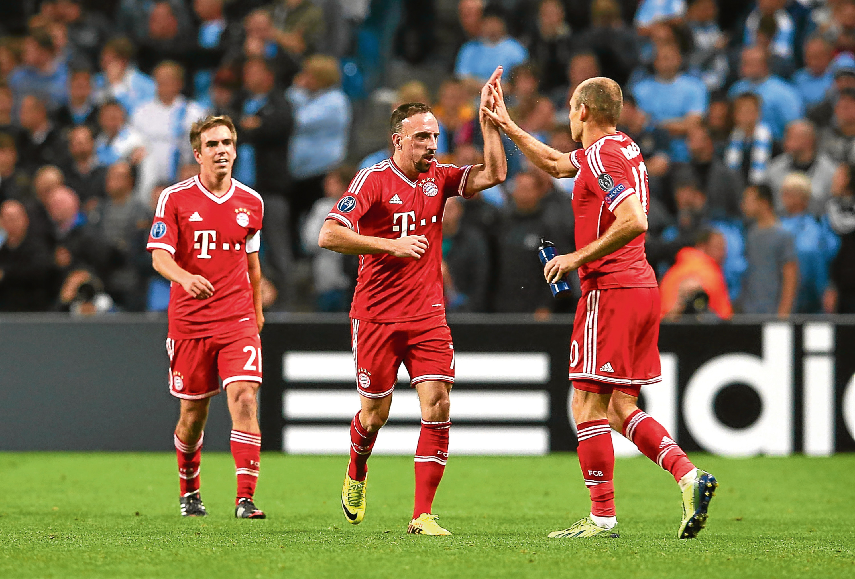 Franck Ribery congratulates Arjen Robben of Muenchen after he scored a goal (Julian Finney/Getty Images)