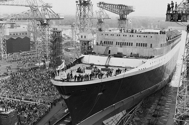 Theocean liner enters the water at Clydebank (Dennis Oulds & Ted West/Central Press/Hulton Archive/Getty Images)